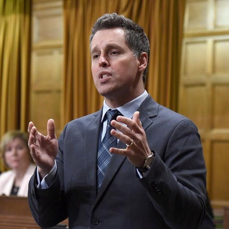'Unacceptable': Committee chair says Sunwing, Via Rail must answer for holiday mess